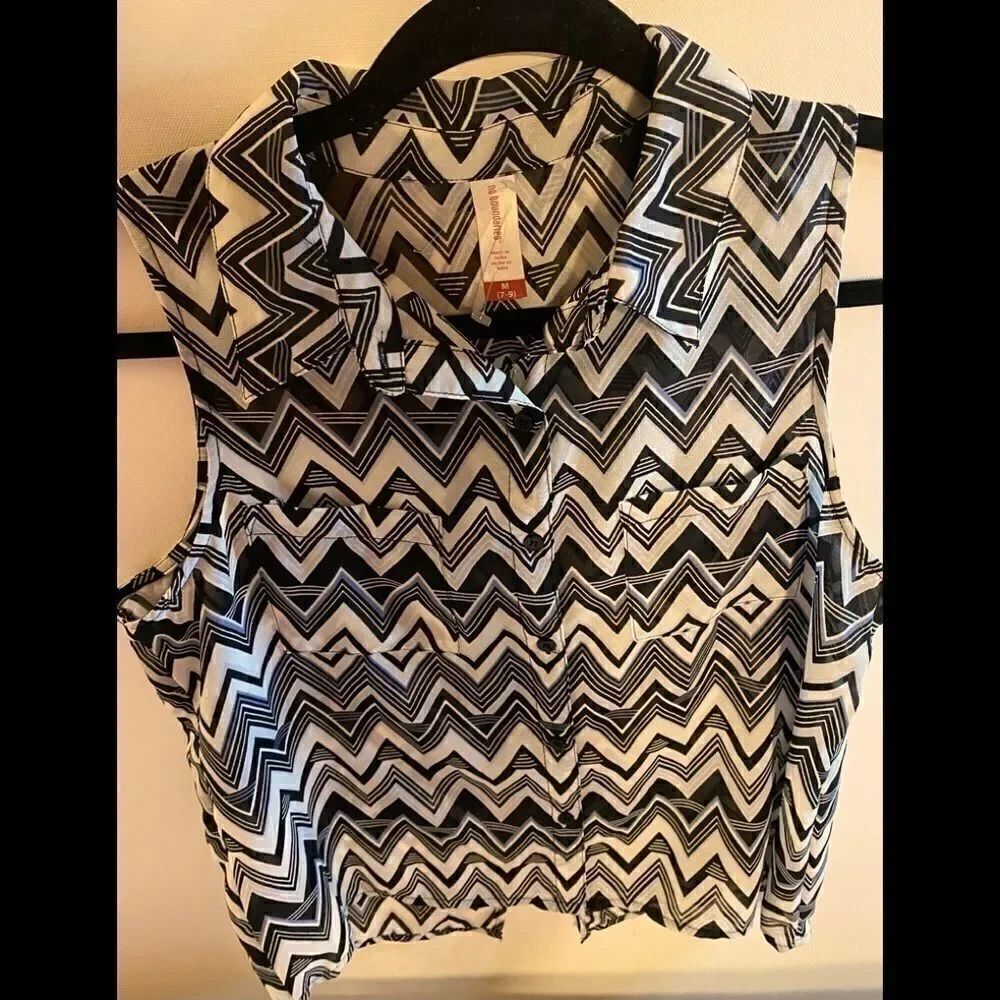 Women’s No Boundaries Top Sleeveless Button Down M